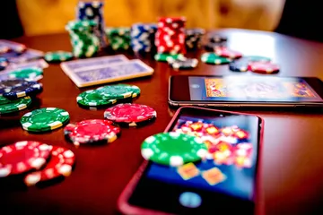 উৎসবের মুহূর্তে ঐতিহ্যবাহী পোশাক পরা এক আনন্দিত নারী তার স্মার্টফোন ব্যবহার করছেন, যা দেখায় 1111DET অ্যাপ কীভাবে দৈনন্দিন জীবনের সঙ্গে সহজে মানিয়ে যায়।