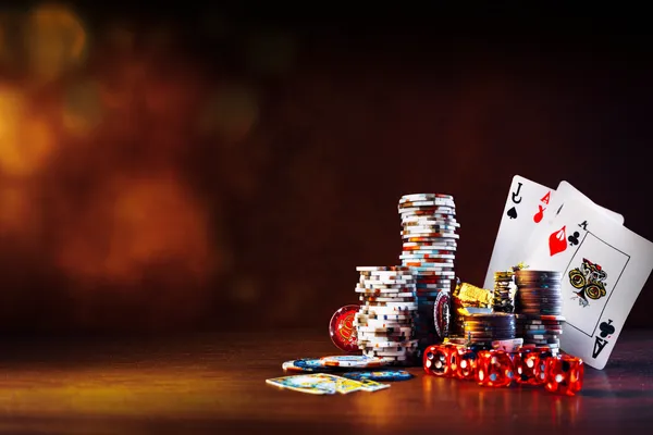 সবুজ বিলাসবহুল গাউন পরা এক নারী অলংকৃত রুলেট চাকার পাশে—যা 1111DET–এর উচ্চমানের ক্যাসিনো পরিবেশকে প্রকাশ করে।