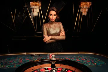 উজ্জ্বল স্লট মেশিনের পাশে হাস্যোজ্জ্বল এক নারী—যা 1111DET–এর রোমাঞ্চকর স্লট সংগ্রহকে উপস্থাপন করে।