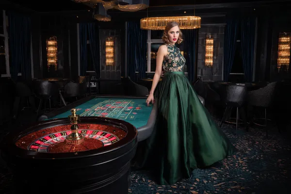 একটি উৎসবমুখর অনুষ্ঠানে স্মার্টফোন ব্যবহার করছেন একজন খেলোয়াড়—যা 1111DET–এর সম্পূর্ণ মোবাইল-ফ্রেন্ডলি অভিজ্ঞতাকে তুলে ধরে।